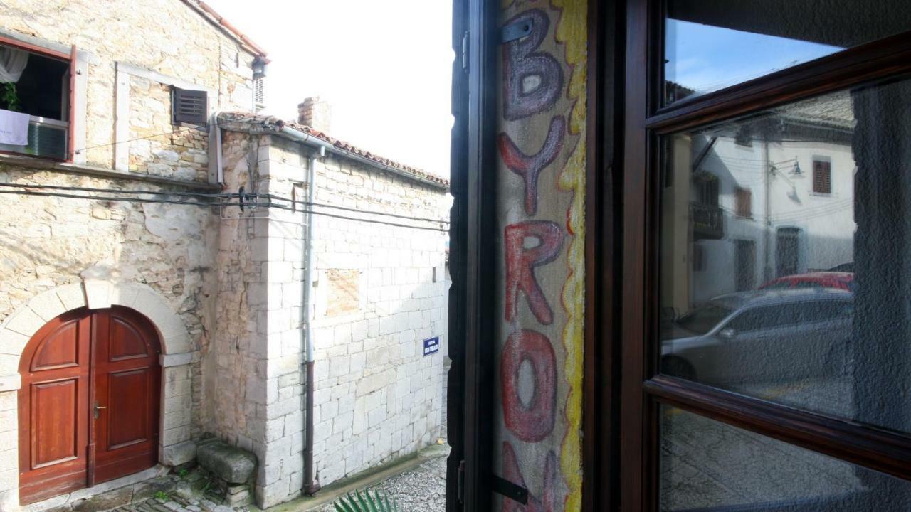 Studio Apartman Galerija Buzet Exterior foto